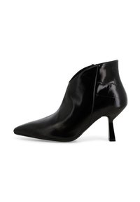 Stivaletto alla caviglia in pelle nera lucida con punta a punta e tacco basso sottile, cerniera laterale, mostrato dal profilo sinistro su sfondo bianco.