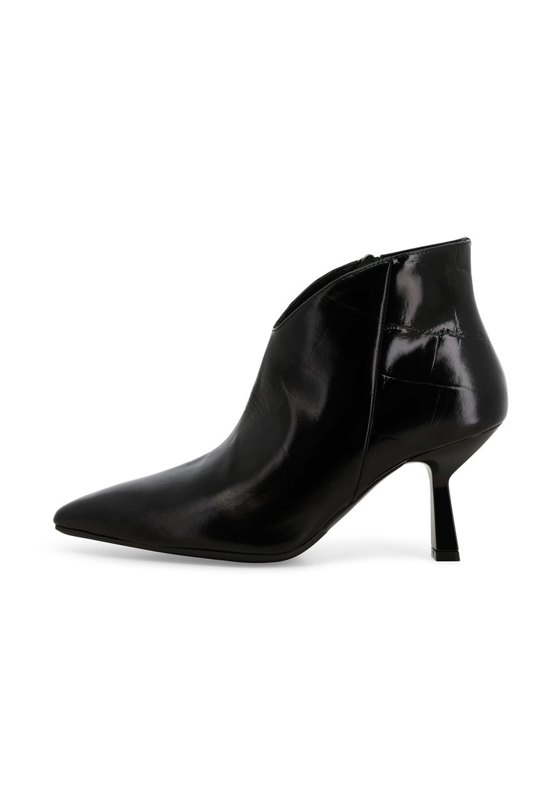Stivaletto alla caviglia in pelle nera lucida con punta a punta e tacco basso sottile, cerniera laterale, mostrato dal profilo sinistro su sfondo bianco.