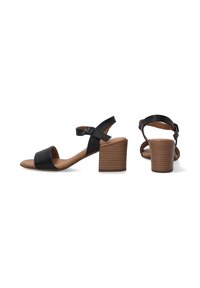 Zwarte leren open-teensandalen met een brede band, enkelband met gesp en een gestapelde houten blokhak. Soepele textuur, modern ontwerp.
