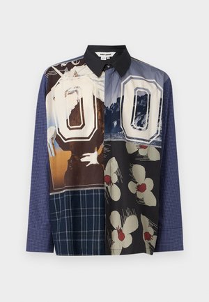 Camicia button-up multicolore con una combinazione di motivi, tra cui stampe floreali e grafiche, con colletto nero e maniche lunghe.