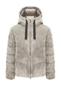 Beżowa, prążkowana, welurowa kurtka puchowa z zamkiem błyskawicznym z przodu, przypinaną kapturem i czarnymi sznurkami, z charakterystycznym ściegiem w wzór chevron na klatce piersiowej.