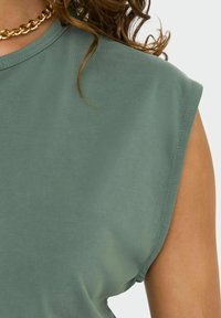 ONLY NORMAL GESCHNITTEN U-BOOT AUSSCHNITT  - Camiseta básica - laurel wreath