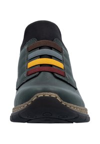 Chaussure décontractée en cuir vert foncé avec des élastiques marron, bleu, jaune et rouge à la place des lacets, vue de face.