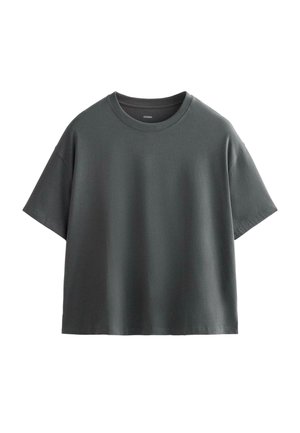 Tricou gri închis din bumbac moale, cu guler rotund, mâneci scurte și croială lejeră. Fără modele sau accente vizibile.