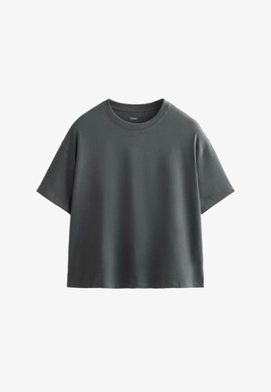 Tricou gri închis din bumbac moale, cu guler rotund, mâneci scurte și croială lejeră. Fără modele sau accente vizibile.