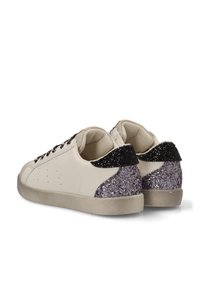 Zapatillas blancas con un exterior de cuero liso, acentos texturizados en negro y brillo plateado en el talón, y una suela de goma de perfil bajo.