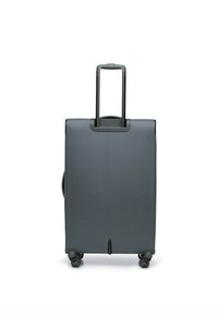Maleta rígida gris con un asa retráctil, cuatro ruedas y una superficie de textura suave. Forma rectangular compacta con acentos sutiles.