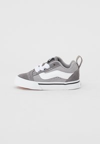Graue Wildledersneaker für Kleinkinder mit weißen Schnürsenkeln und seitlichem Streifen, ausgestattet mit einer Gummisohle und gepolstertem Schaft für Komfort. Schwarzes Logo auf der Zunge.
