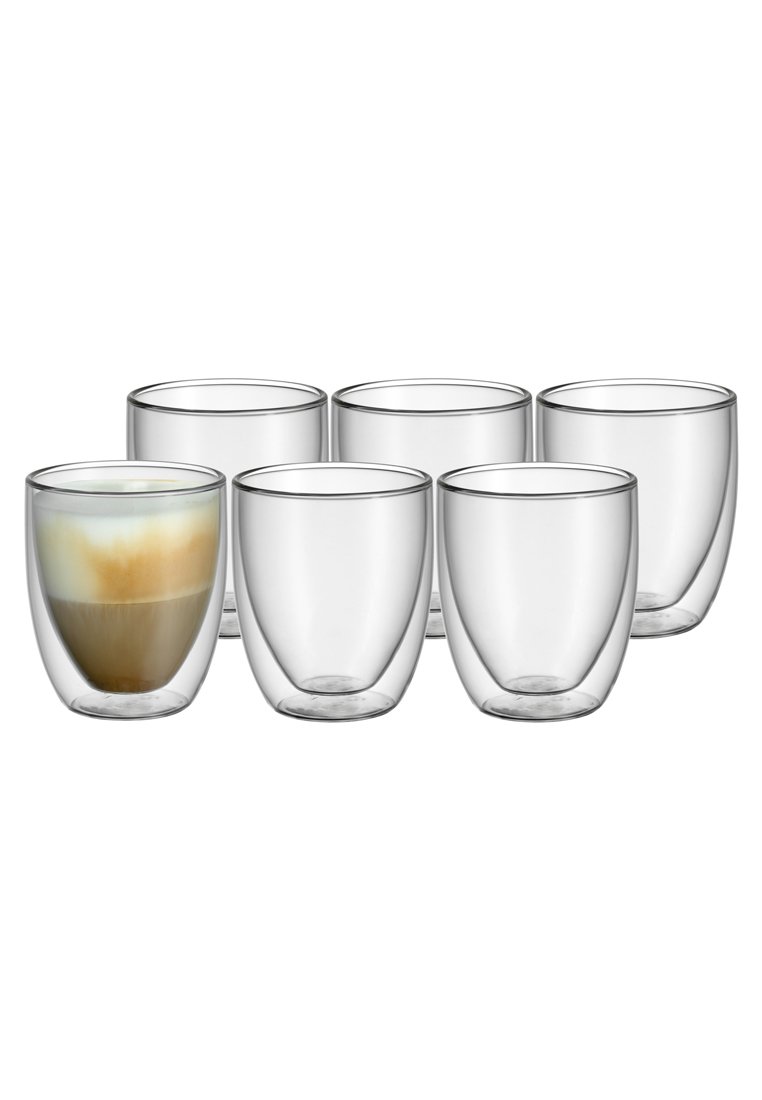 Sechs klare doppelwandige Gläser sind in zwei Reihen angeordnet, eines ist mit geschichtetem Kaffee und Milch gefüllt, die anderen sind leer.