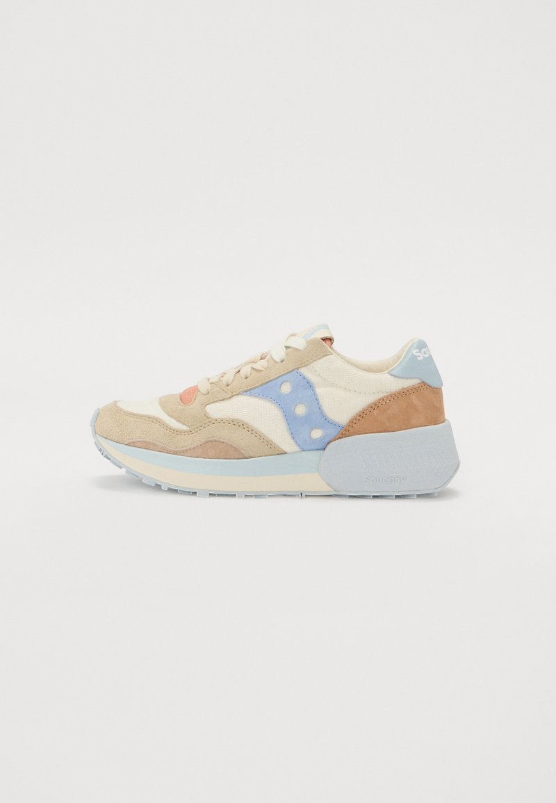 Beige og brun ruskinnsneaker med lyseblå og hvite detaljer, utstyrt med polstret tunge, snøring og teksturert gummisåle.