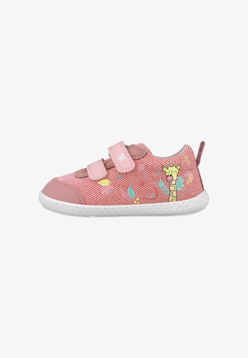 Zapato infantil rosa con tela texturizada, doble tira de Velcro, suela de goma blanca y patrones juguetones de jirafas y hojas.