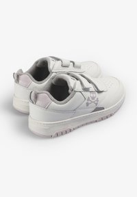 Zapatillas de cuero blanco con acentos grises, con tiras de Velcro y un logo de calavera en el lateral. Suela de goma con dibujo en el tread.