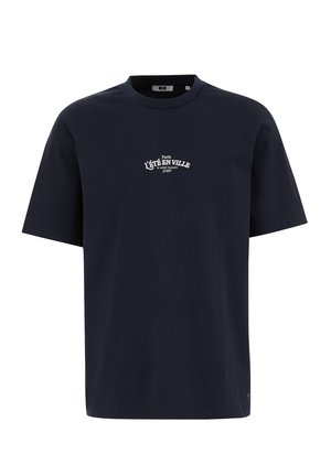 Tricou din bumbac bleumarin, cu o croială lejeră, mâneci scurte, guler rotund și text imprimat alb care spune „L’ÉTÉ EN VILLE” pe față.