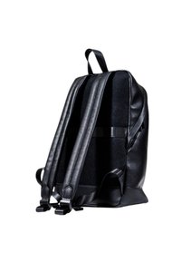 Mochila de cuero negro con correas de hombro acolchadas, cuerpo texturizado, un asa superior y una sección inferior suave.