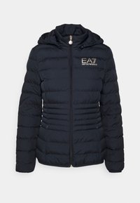Laivastonsininen toppatakki hupulla, jossa on tikattu kuvio, edessä vetoketju ja vasemmassa rinnassa kullanvärinen "EA7 Emporio Armani" -logo.