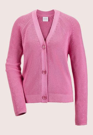 Roze gebreide cardigan met lange mouwen, V-hals en drie knopen aan de voorkant, met ribbel- en kabelbrei texturen.