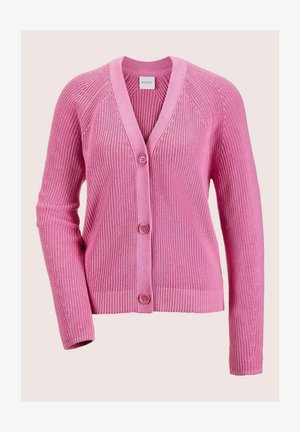 Roze gebreide cardigan met lange mouwen, V-hals en drie knopen aan de voorkant, met ribbel- en kabelbrei texturen.