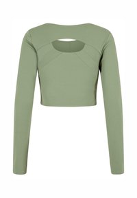 Hosszú ujjú, olive zöld szövetből készült cropped top, varrás részletekkel és kör alakú kivágással a hátán. Sima tapintású és testhezálló dizájn.