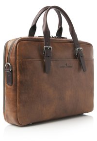 Braune Lederaktentasche mit zwei Griffen, Reißverschluss und silberner Hardware. Sie verfügt über eine glatte Textur und ein geprägtes Logodetail.