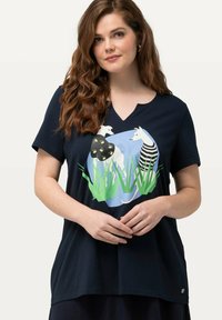 Ulla Popken - DOG SHORT SLEEVE SPLIT NECK GRAPHIC  - Printtipaita - navy blue Pienoiskuva 1