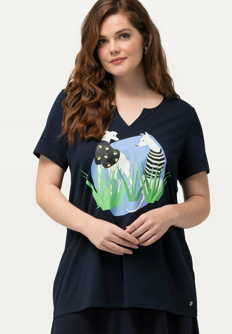Ulla Popken DOG SHORT SLEEVE SPLIT NECK GRAPHIC - Camiseta estampada - navy blue