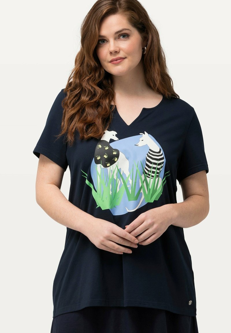 Ulla Popken - DOG SHORT SLEEVE SPLIT NECK GRAPHIC  - Printtipaita - navy blue, Suurenna