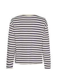 Langærmet top i cremefarve med marineblå vandrette striber. Har rund halsudskæring, blødt stof og en afslappet pasform. Ingen bemærkelsesværdige beslag eller detaljer.