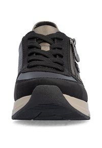 Baskets noires avec lacets noirs, fermeture éclair latérale visible et semelle blanche, présentées de face sur fond blanc uni.
