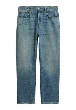 Jeans de mezclilla azul claro con corte recto, diseño de cinco bolsillos y un ligero desvanecimiento. Presenta botones de metal y acentos de costura.