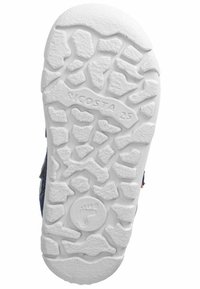 Witte rubberen zool met een gestructureerd profiel, met een cirkelvormig logo en "RICOSTA 25" in reliëf. Helle randen zorgen voor een strakke uitstraling.