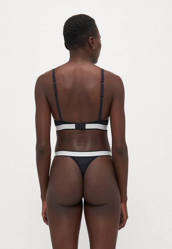 WOMEN PEEK A BOO TRIANGLE - Triangle bra4