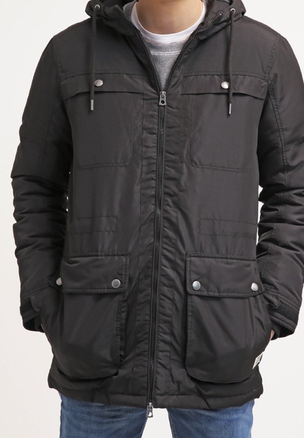 Svart jacka med dragkedja, justerbar huva, två bröstfickor och två nedre fickor. Den har tryckknappsfunktioner och en quiltad textur.