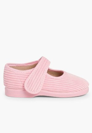 Roze, ribbelstof schoen met een klittenbandsluiting, ronde neus en platte zool. De gestructureerde oppervlakte voegt detail toe aan het ontwerp.