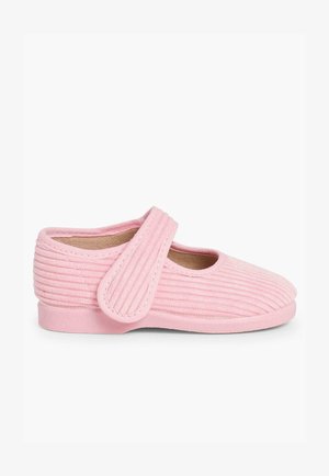Chaussure en tissu rose à côtes avec une bande velcro, bout arrondi et semelle plate. La surface texturée ajoute du détail au design.