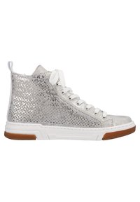 Wysokie sneakersy z perforowanego materiału w kolorze srebrnym, białymi sznurówkami i brązową gumową podeszwą. Posiadają wzory tekstowe po boku.