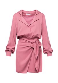 Abito avvolgente rosa con maniche lunghe a sbuffo, colletto, chiusura con bottoni e una cintura in vita. Realizzato in tessuto morbido con una texture liscia.