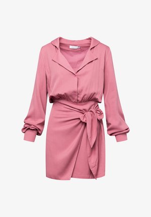 Rozā apģērba kleita ar garām pūkainām piedurknēm, apkakli, pogu aizdari un jostu jostasvietā. Izgatavota no mīksta auduma ar gludu tekstūru.