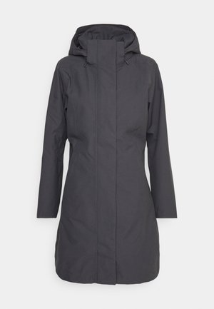 Caban waterproof negru cu glugă, mâneci lungi, croială dreaptă și cusături verticale. Are un guler înalt și un design minimalist.