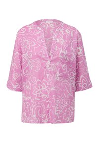 Blouse rose à motifs floraux blancs, manches trois-quarts avec poignets retroussés, poche poitrine et devant partiellement boutonné.