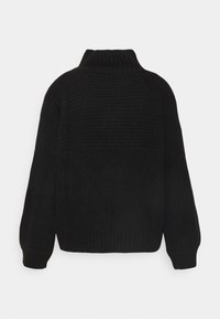 Musta paksu neulepusero, jossa on korkea kaulus, pitkät hihat sekä resorikuvioitu helma ja hihansuut, näkyy takaa.