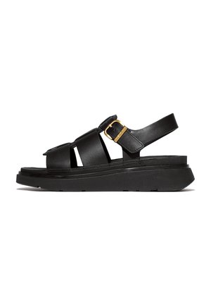 Zwarte leren sandalen met drie brede banden, een achterkant met een gouden gesp en een dikke rubberen zool voor extra comfort.