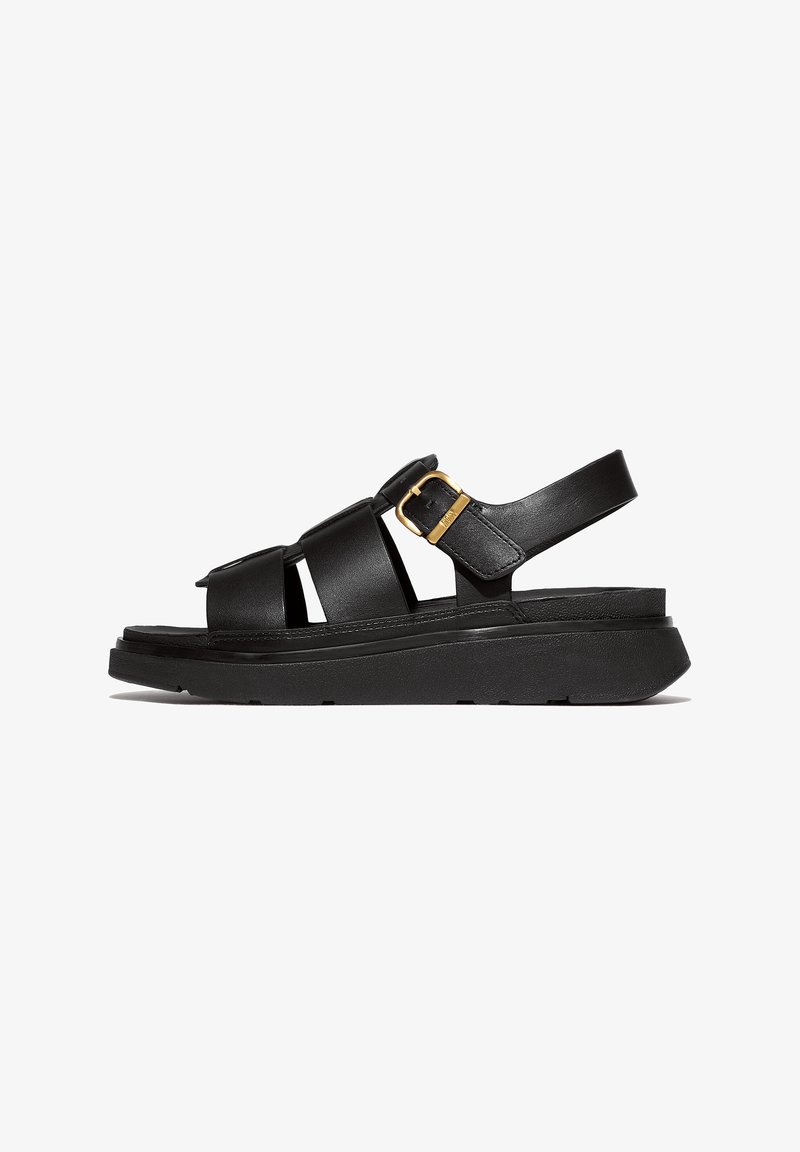 Zwarte leren sandalen met drie brede banden, een achterkant met een gouden gesp en een dikke rubberen zool voor extra comfort.