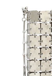 Borsa in maglia metallica d'argento con piastre quadrate collegate da anelli, dotata di un gancio per la chiusura e con una superficie liscia e lucida.