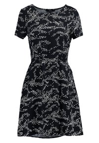 Kortärmad svart klänning med ett vitt bladmönster, rund halsringning och elastisk midja, som skapar en figurnära silhuett med en utflugen kjol.