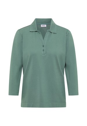 Zielona koszulka polo wykonana z miękkiego materiału, z kołnierzykiem, trzema guzikami i rękawami o długości trzech czwartych. Prosta i gładka faktura.