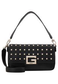 Sort læderhåndtaske med guldfarvede nitter, der har et gyldent logo-accent og dobbelte bære-stropper. Glat tekstur og rektangulær form.