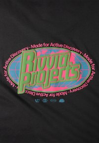 Schwarzer Stoff mit einem großen grafischen Design, auf dem in grüner und pinker Schrift "Rivvia Projects" steht, sowie zusätzlicher Text rund um ein Globusmotiv.