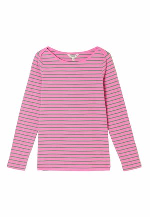 Langärmliges pinkes Shirt mit grünen horizontalen Streifen, runder Halslinie und figurbetontem Schnitt, flach auf weißem Hintergrund liegend.