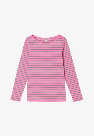 Langärmliges pinkes Shirt mit grünen horizontalen Streifen, runder Halslinie und figurbetontem Schnitt, flach auf weißem Hintergrund liegend.