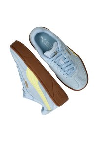 Lichtblauwe suède sneakers hebben een gele gebogen streep, een bruine rubberen zool en tonale veters. Geperst logo aan de zijkant en op de tong.